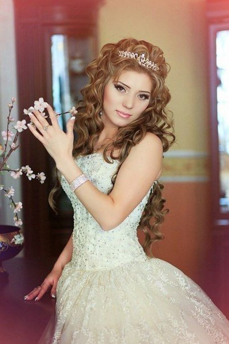 Греческая коса с фатой и диадемой