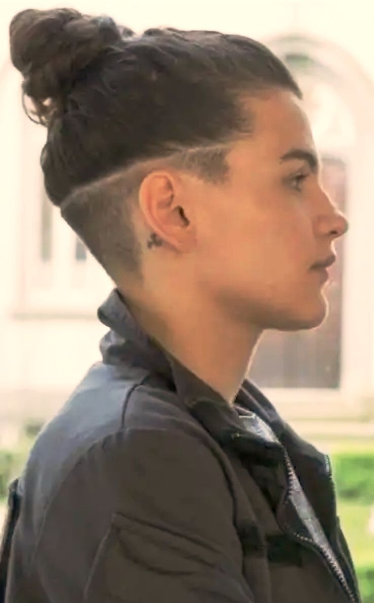 Косы с выбритыми висками и затылком