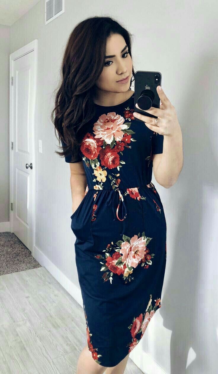 Платье на вешалке