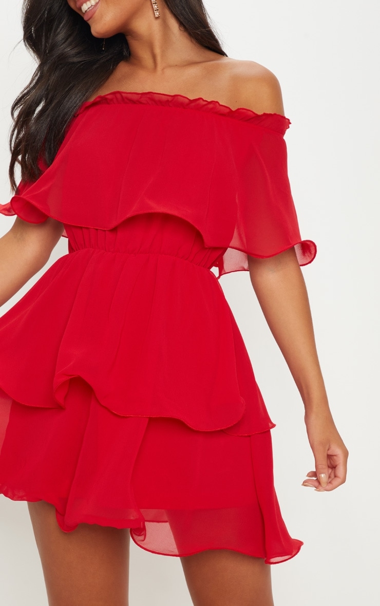 Короткое красное платье с пышной юбкой
