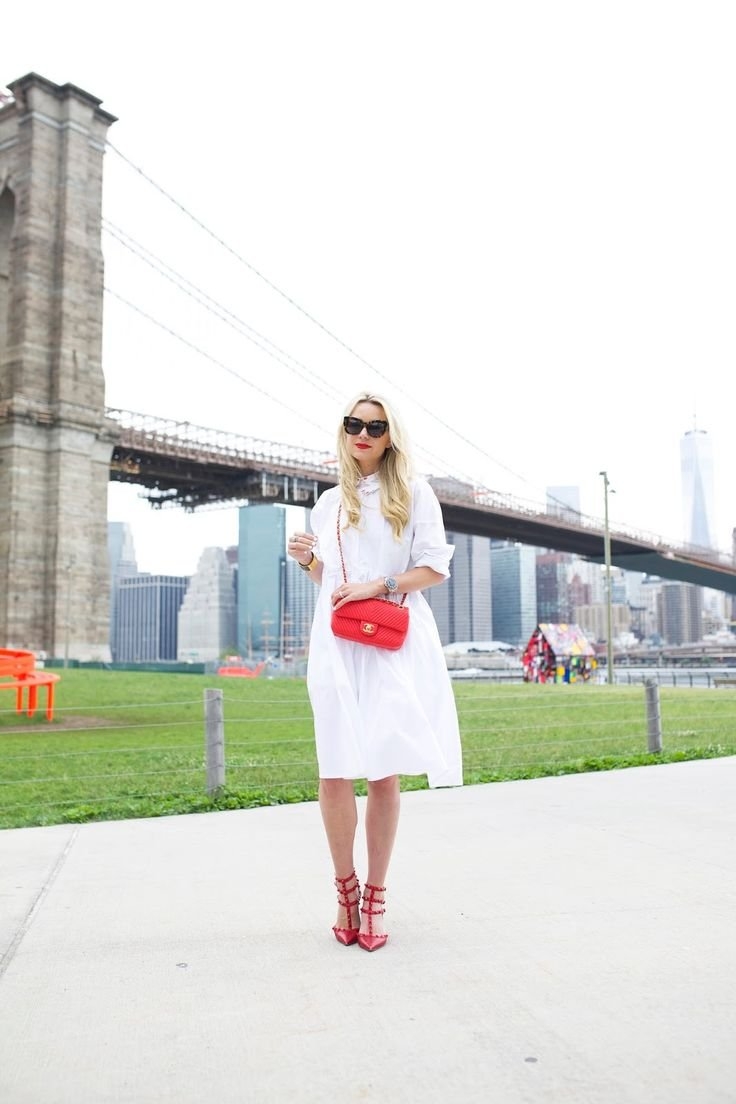 Риз Уизерспун в коротком платье