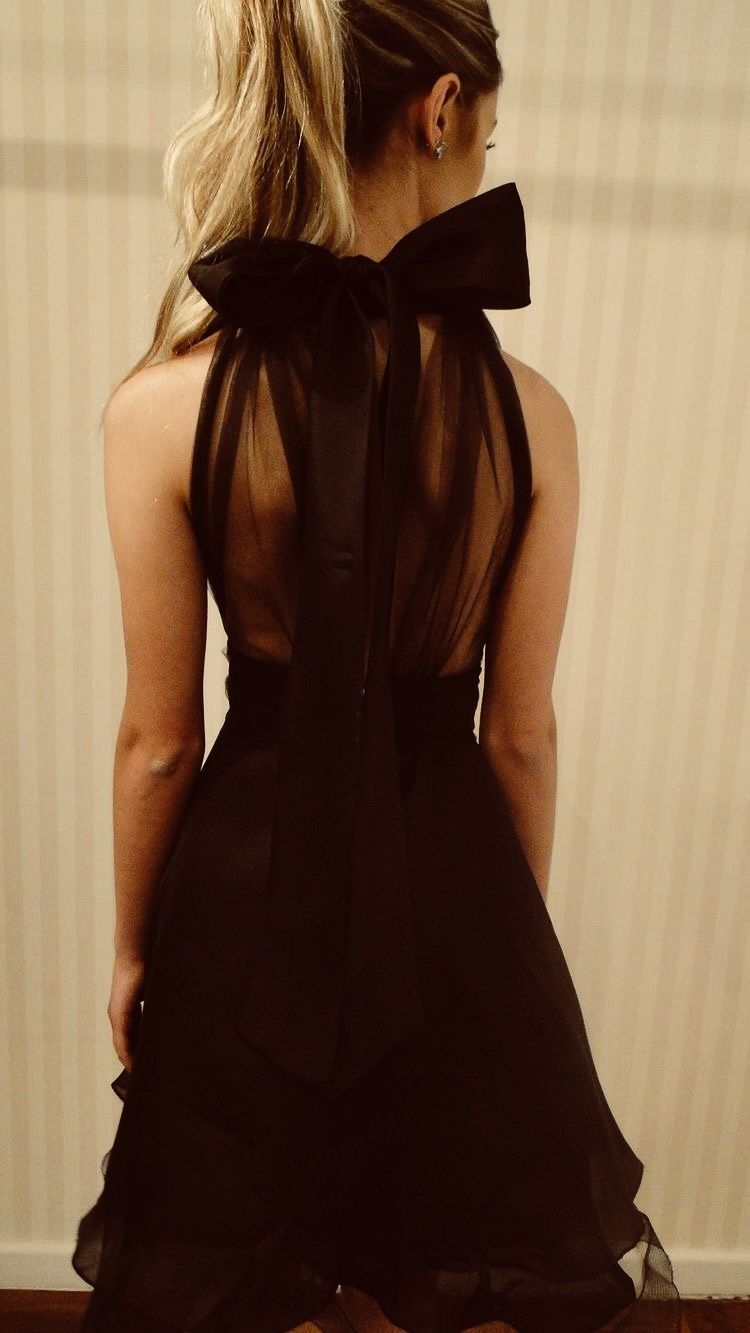 Девушка в черном платье со спины