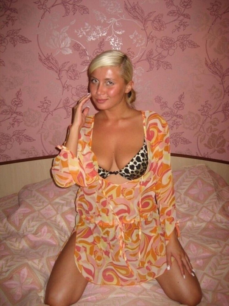 Девушки в легких платьях домашнее