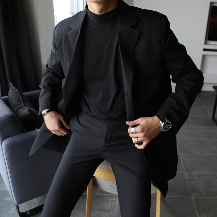 Мужчина в черном костюме Эстетика