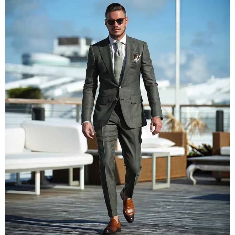 Мужчина в деловом костюме