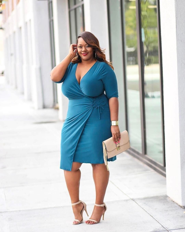 Amanda Lee в платье