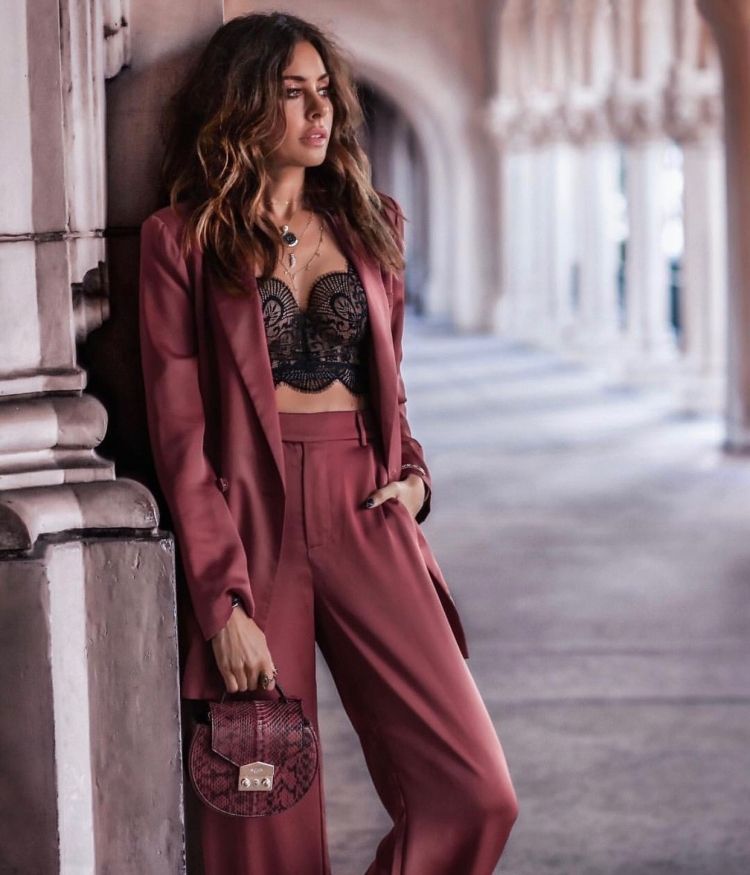 Мика Джианелли в Красном платье