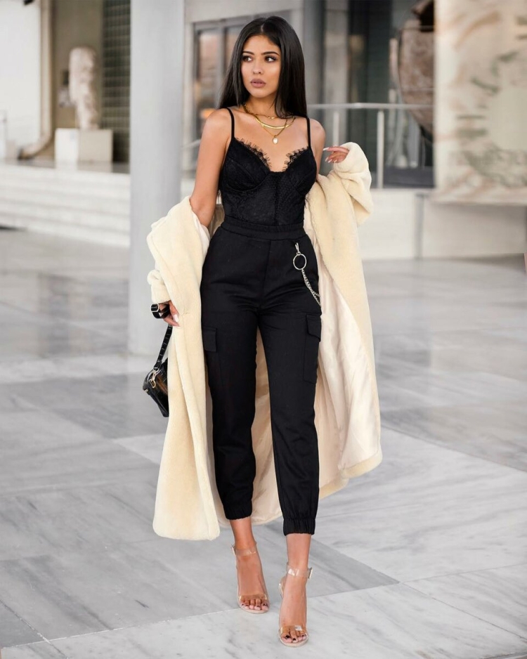 Сара Сампайо в кожаных брюках