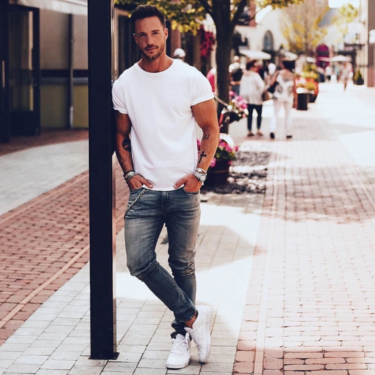 Джинсы с футболкой мужские