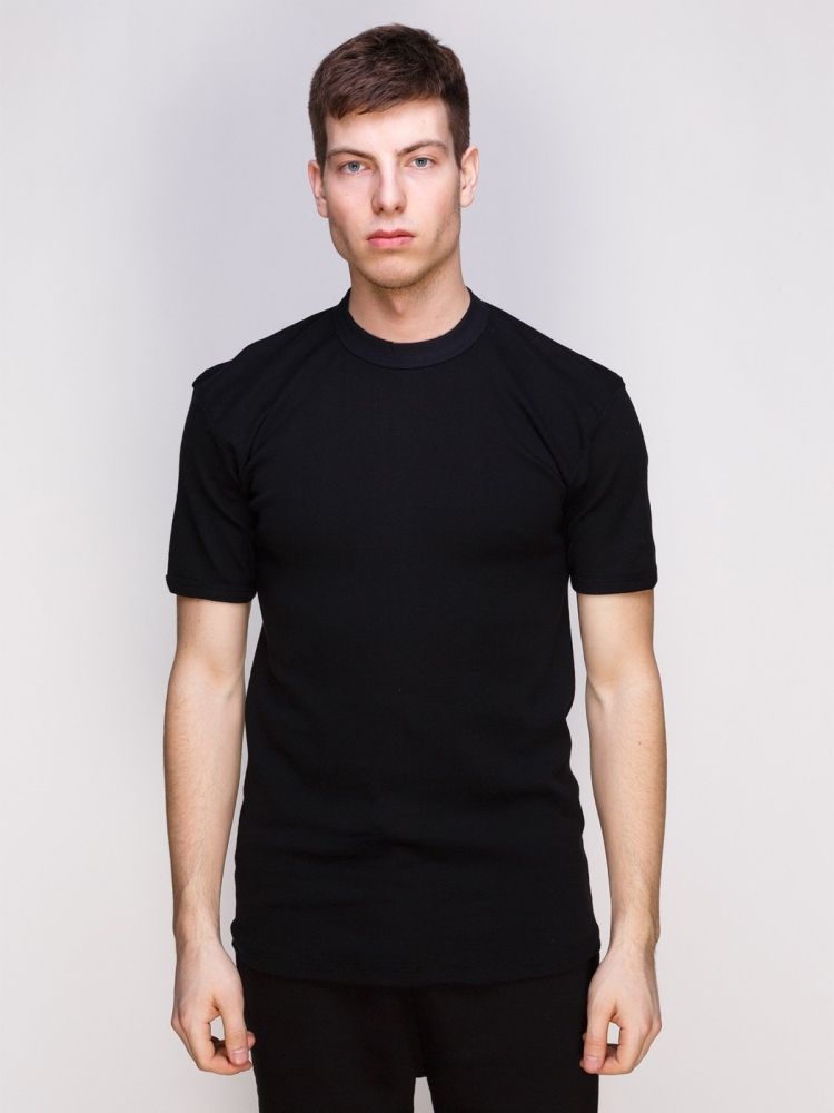 Парень в черной майке