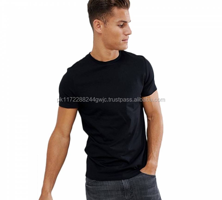 Парень в черной майке