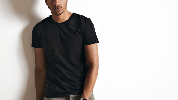 Парень в черной футболке на красивом фоне