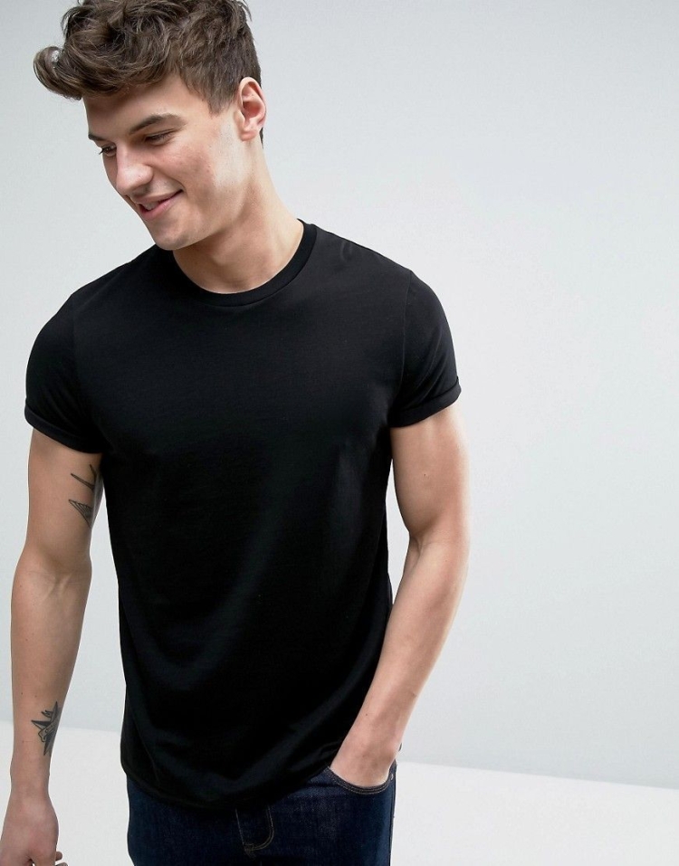 Парень в черной майке