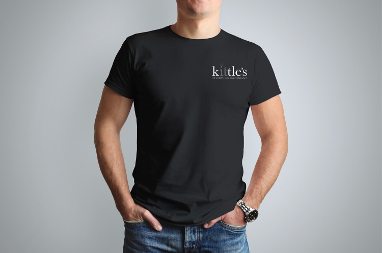 Чел в футболке на сером фоне