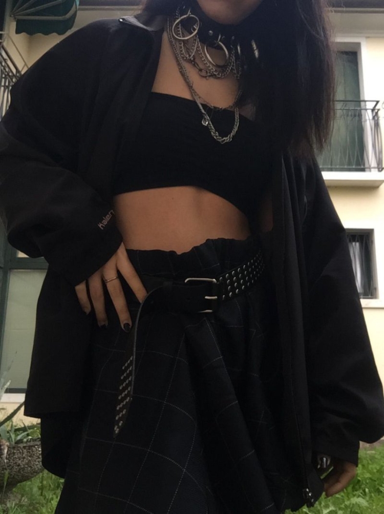 Девушка в чёрной одежде без лица