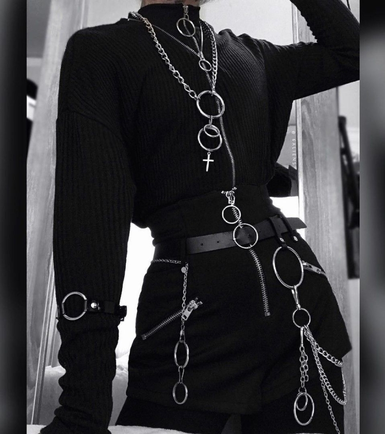 Чёрная одежда с цепями