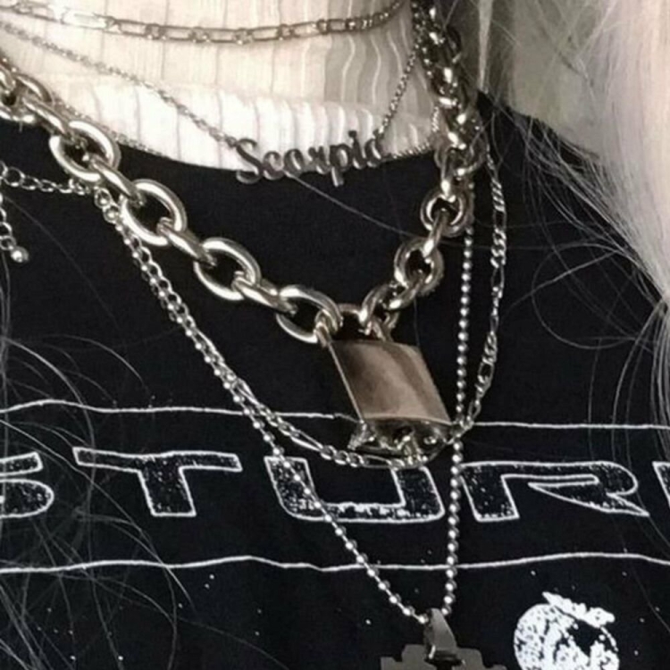 Девушка в цепях