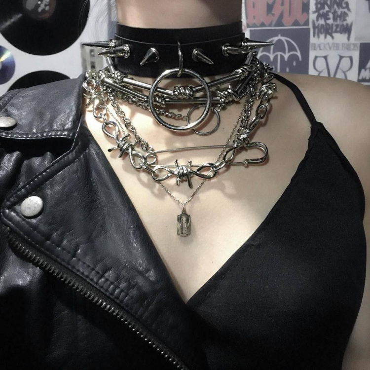 Цепи на шее Эстетика