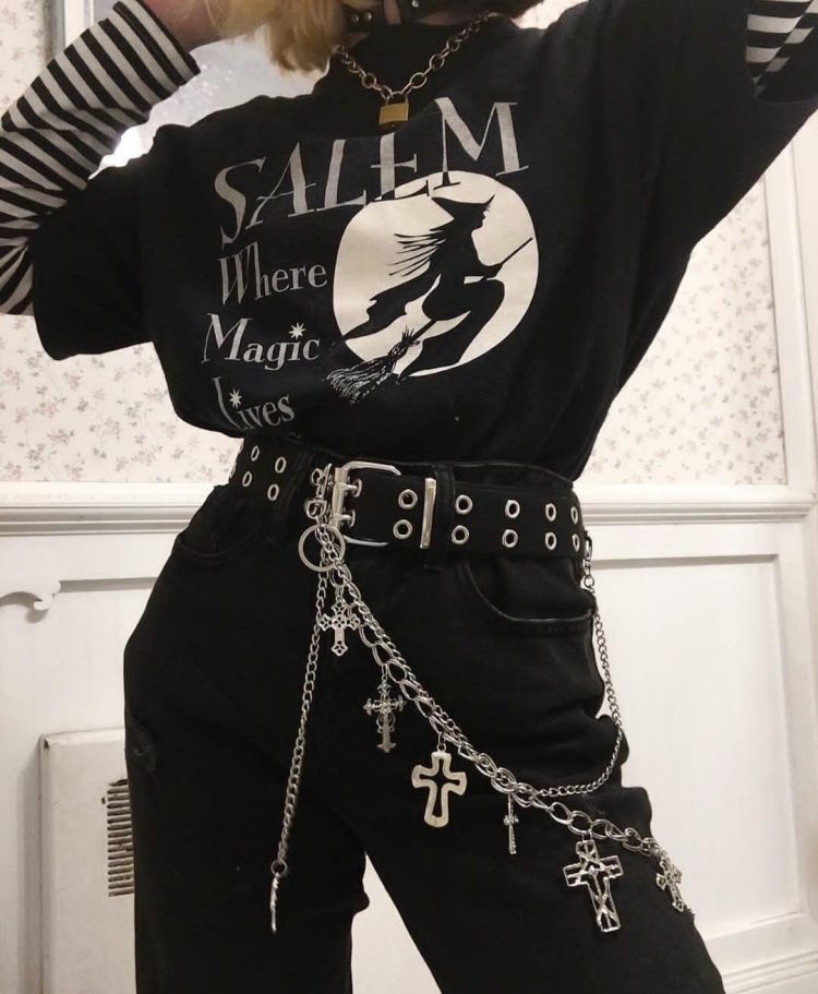 Чёрная одежда с цепями