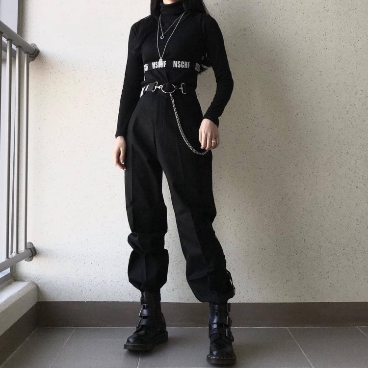 Чёрная одежда для девушек с цепями