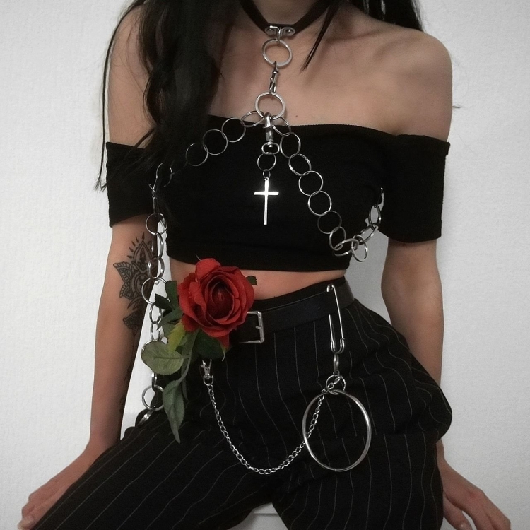 Чёрная одежда с цепями