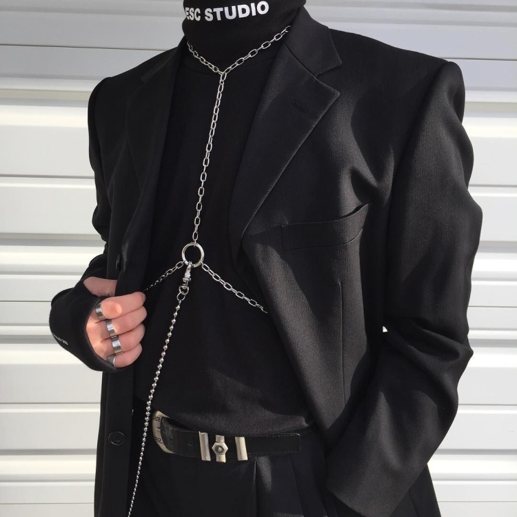 Черный костюм с цепочкой