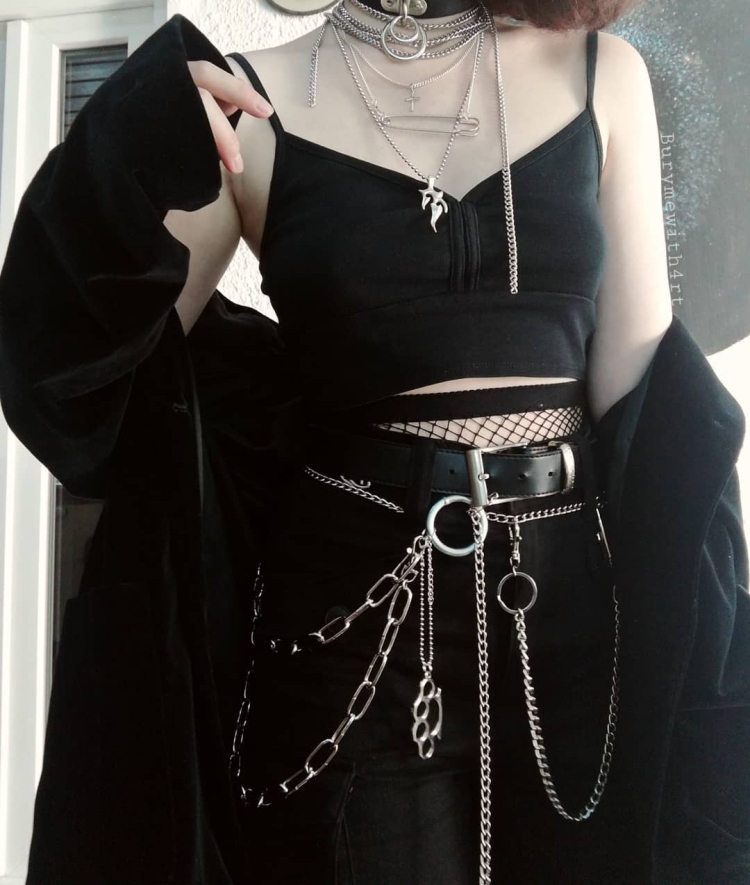 Одежда с цепями для девушек