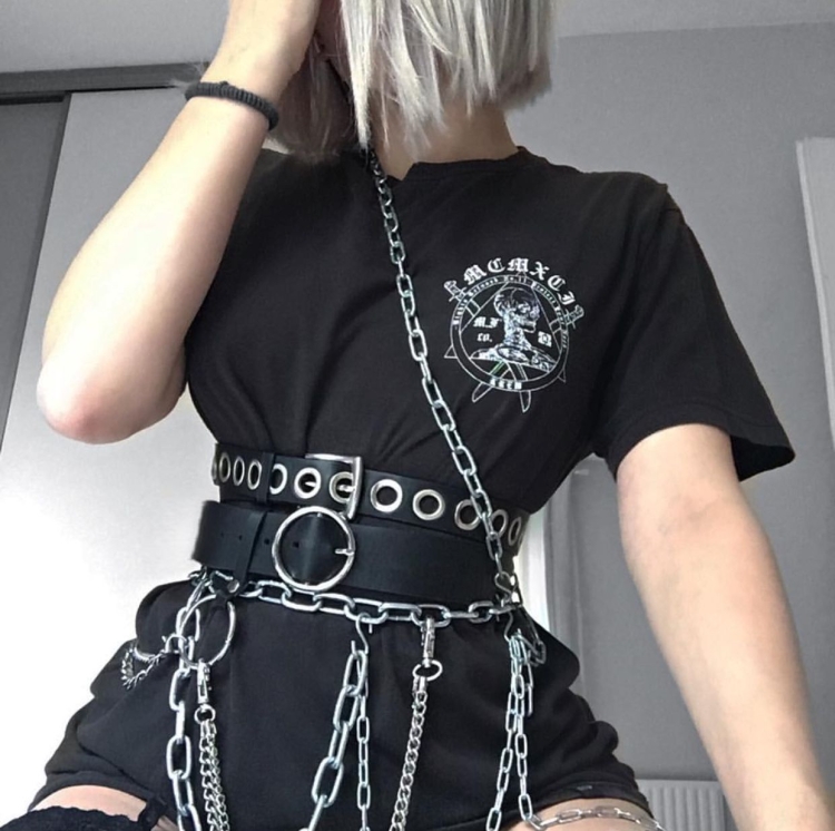 Чёрная одежда с цепями