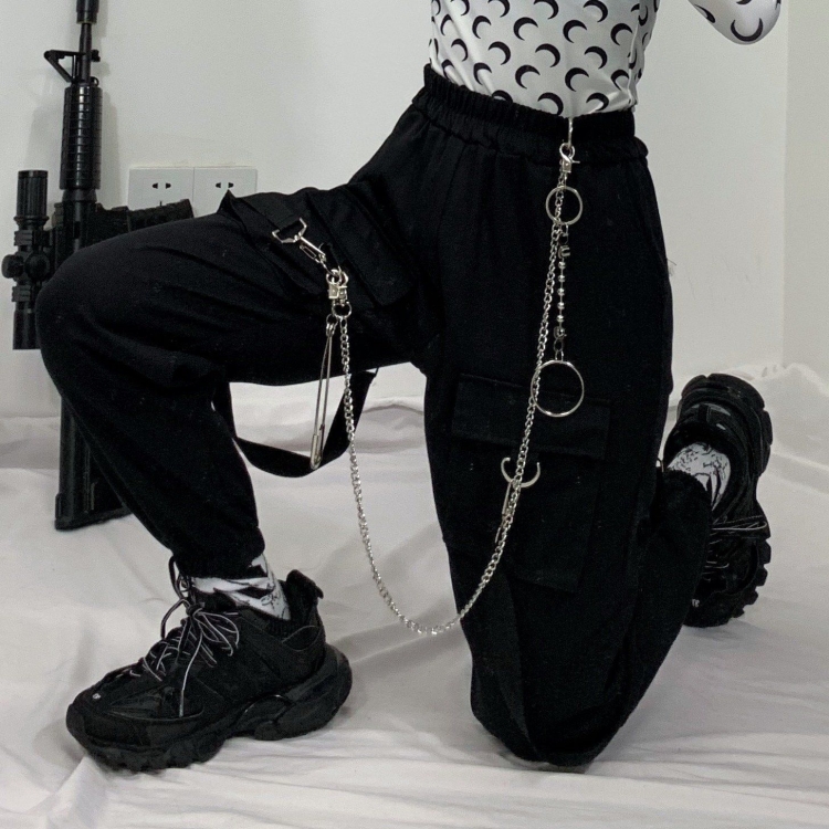 Стиль одежды черный с цепями