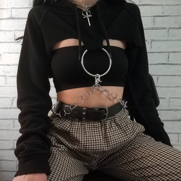 Чёрная одежда с цепями