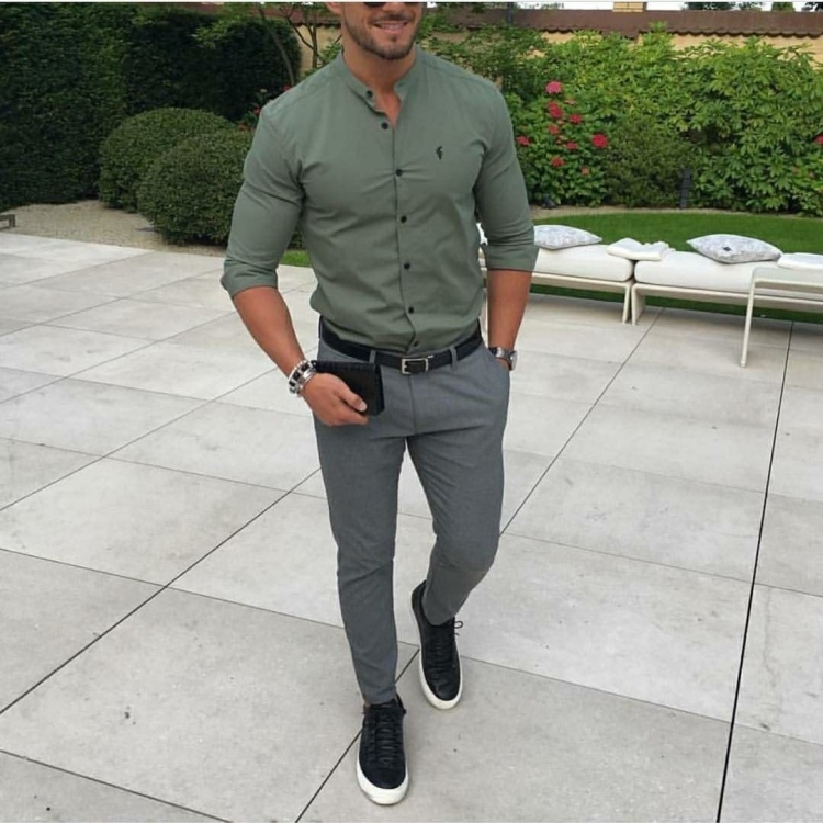 Серые брюки черная рубашка