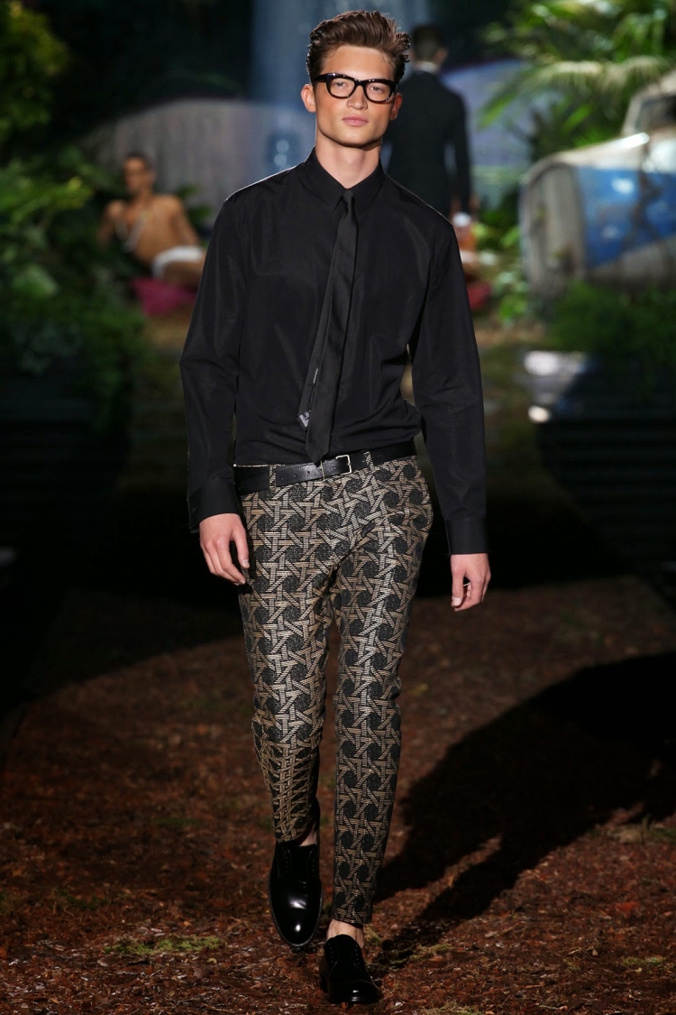 Черная рубашка и брюки