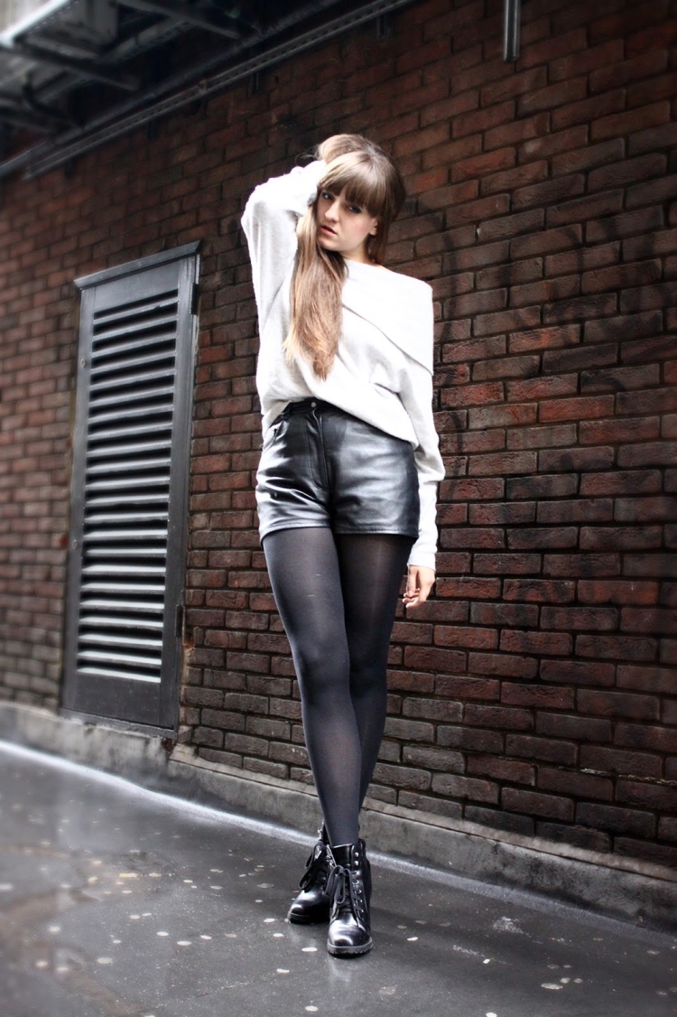 Кожаные шорты с колготками