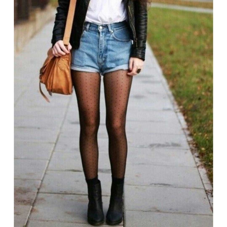 Джинсовые шорты с черными колготками