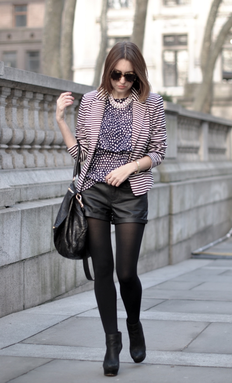 Кожаные шорты с колготками