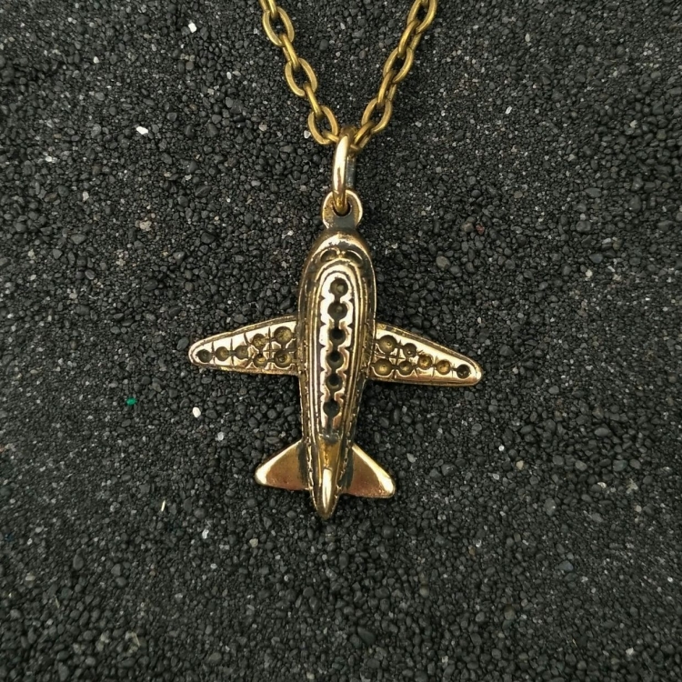 Золотая подвеска самолет