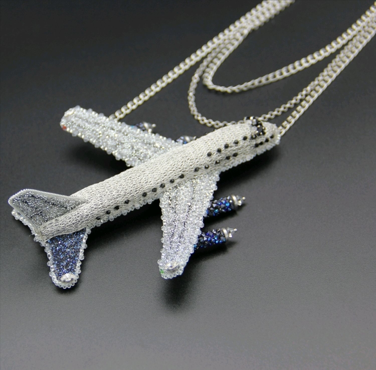 Брошь самолет из бисера