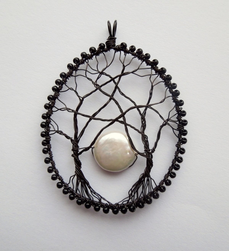 Кулоны из проволоки и бисера