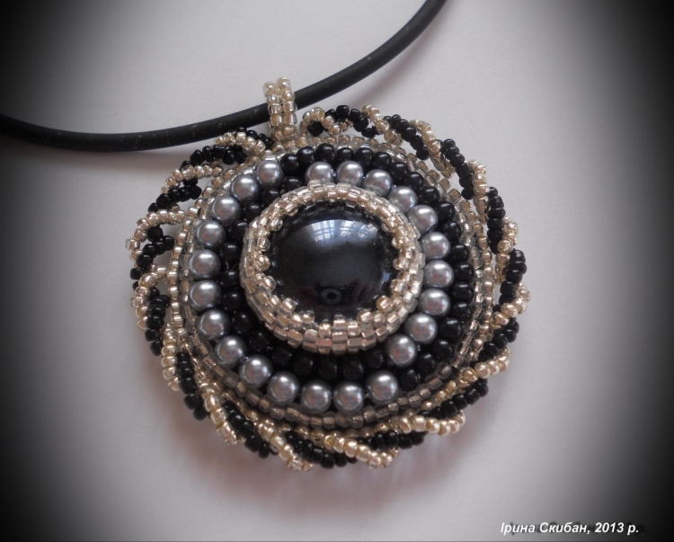 Кулоны из бисера и бусин