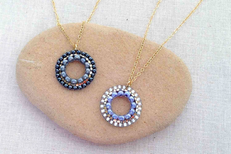 Кулончик из бисера