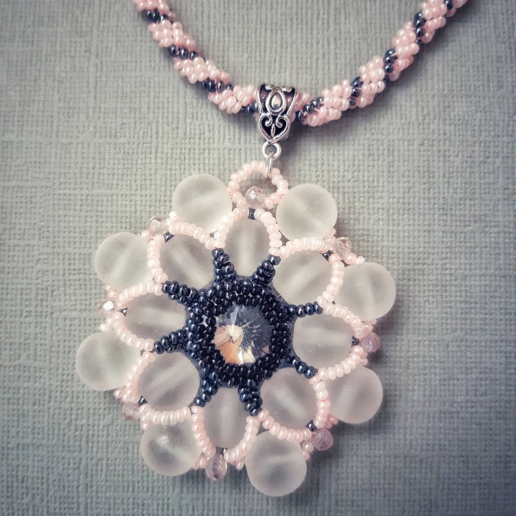 Кулон из бусин