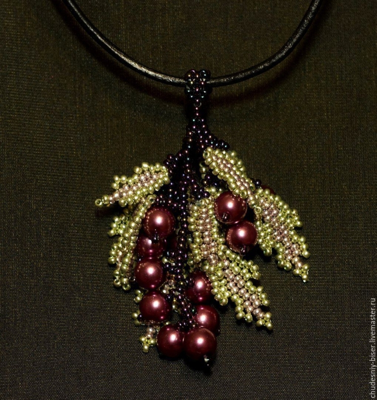 Подвеска из бисера
