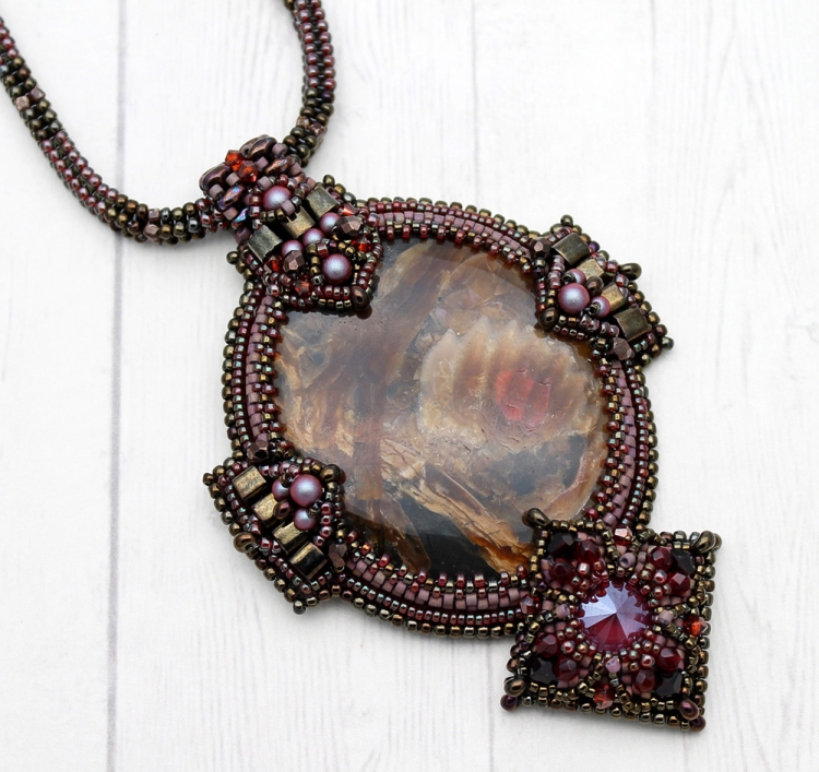 Кулон из бисера