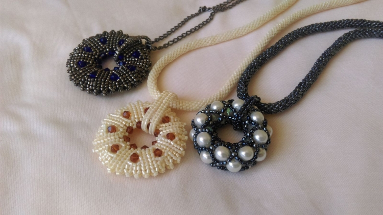 Круглый кулон из бисера