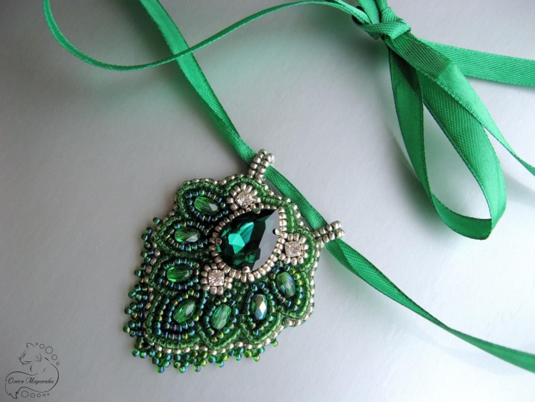 Кулон из бисера