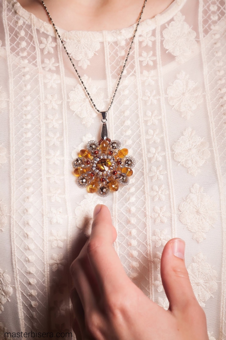 Кулоны из бисера и бусин