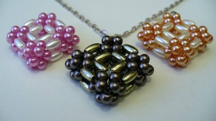 Крупный кулон из бисера