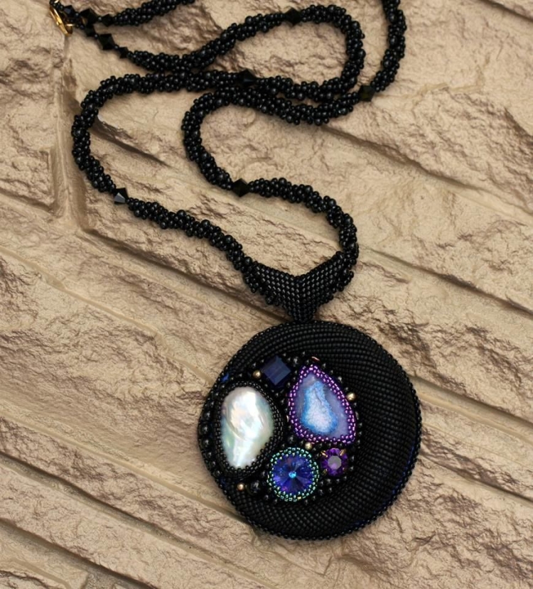 Подвеска из бисера