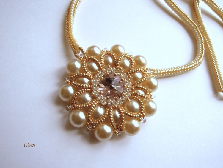 Подвеска из бисера и бусин