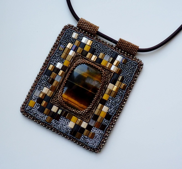 Кулон из бисера